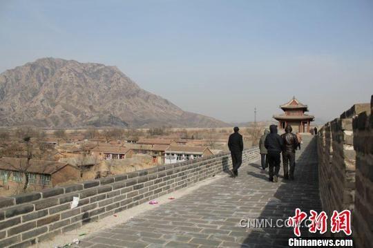 圖為雞鳴驛的城墻，遠(yuǎn)眺為雞鳴山。