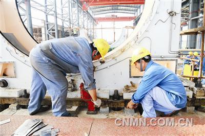 近日，在銅陵有色沙溪銅礦建設(shè)中，銅冠建安安裝公司承擔了磨浮車間兩臺大型設(shè)備的安裝。其中，半自磨機直徑8．5米、凈重709噸，球磨機直徑6．2米、凈重832噸，均是銅陵有色磨浮系統(tǒng)中最大的設(shè)備。半自磨機自7月底開始安裝，目前正在安裝半自磨機主軸底座，間距在7．6米的兩個底座間橫向中間線安裝誤差不能超過1毫米，安裝精度要求極高。為確保精確度，該公司職工在安裝底座中反復(fù)檢測，不斷調(diào)整，全力按設(shè)計要求做好施工。