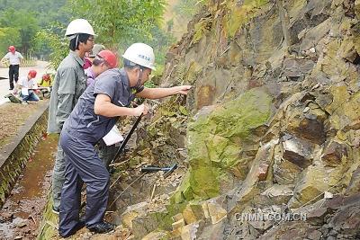 　9月9日～11日，近80名來自廣東省地質(zhì)局、省核工業(yè)地質(zhì)局、省有色金屬地質(zhì)局的中青年地質(zhì)技術(shù)人員，聚集在風景秀麗的肇慶市鼎湖山腳下，一連三天，展開有“理論考試、巖礦鑒定、野外實操”為主要內(nèi)容的“全省礦產(chǎn)地質(zhì)專業(yè)技術(shù)人員職業(yè)技能競賽”，互相PK，軋金奪銀。這是廣東省地質(zhì)系統(tǒng)自2008年以來開展的第六次職業(yè)技能大賽。