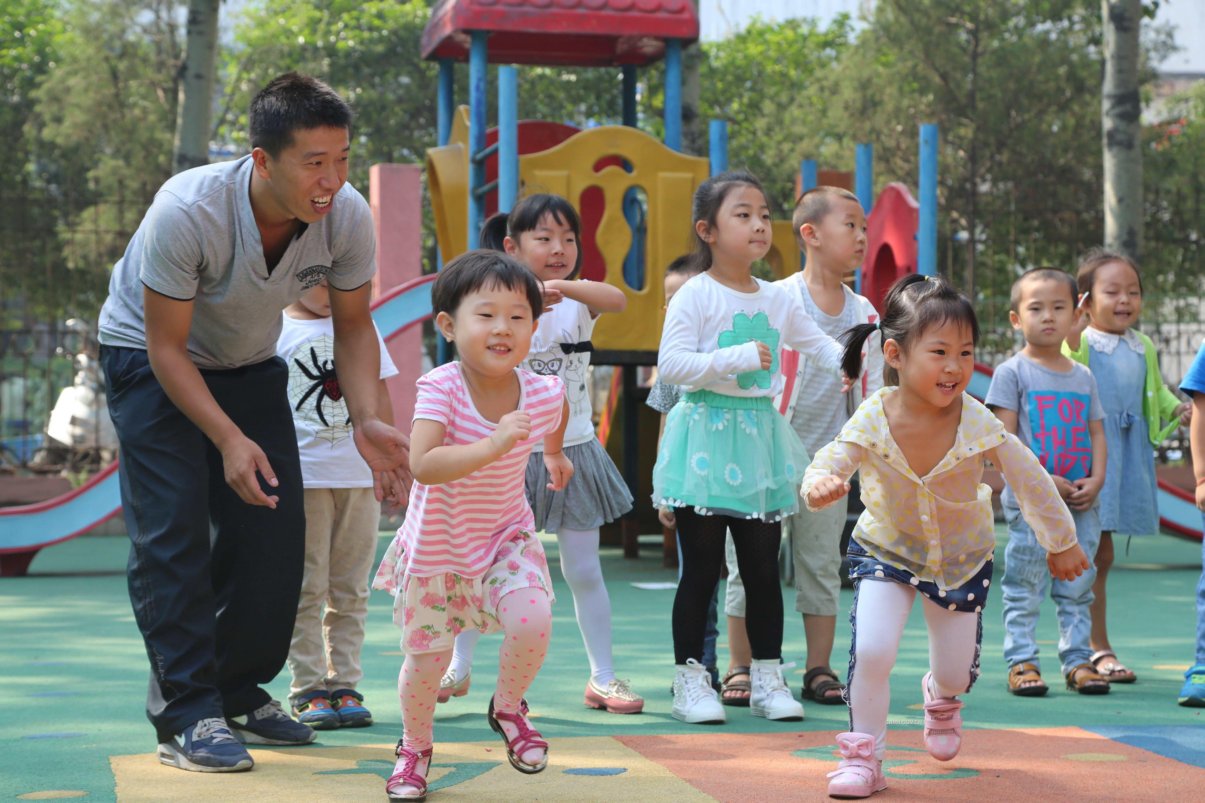 又是一年教師節(jié)，即將到來的教師節(jié)將是原濤作為男幼兒教師度過的第三個教師節(jié)。談及這兩年的幼教經(jīng)歷，原濤介紹道，從最初的親朋好友的不理解，到現(xiàn)在大家的支持，而且小朋友們和他相處的已經(jīng)無話不說了。