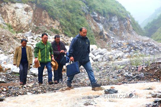 頭條 跋山涉水只為貧困戶早日脫貧。尹永權(quán) 攝_副本