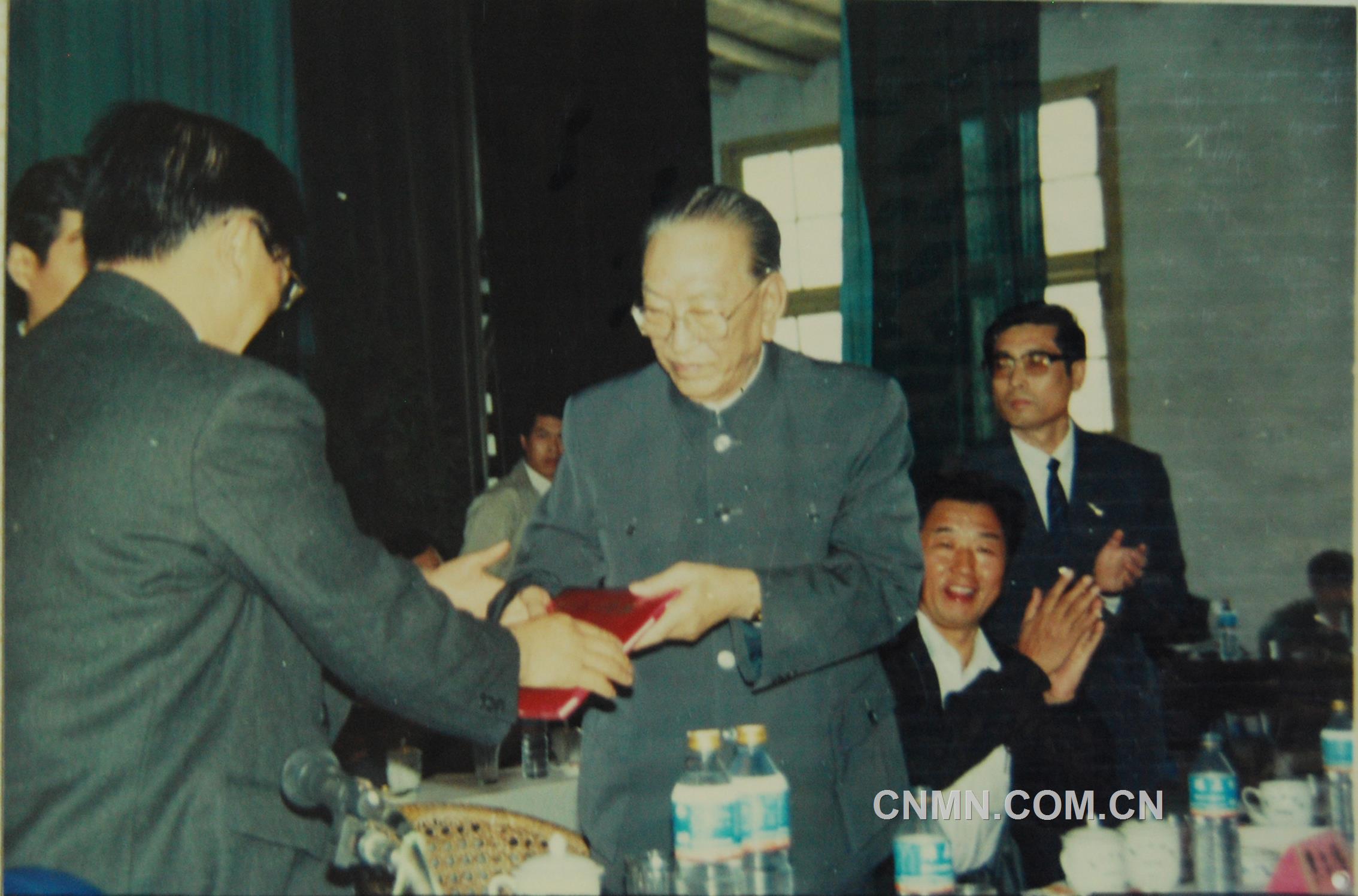 1991年10月，耿飚回到闊別65年的水口山，欣然接受“水口山功勛礦工”榮譽稱號。