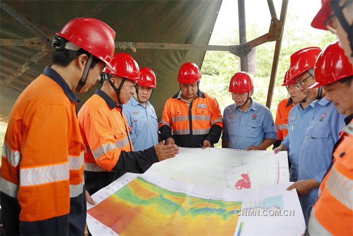 圖為五礦勘察、水口山公司地質(zhì)專家和技術(shù)人員在探討資源勘探工作