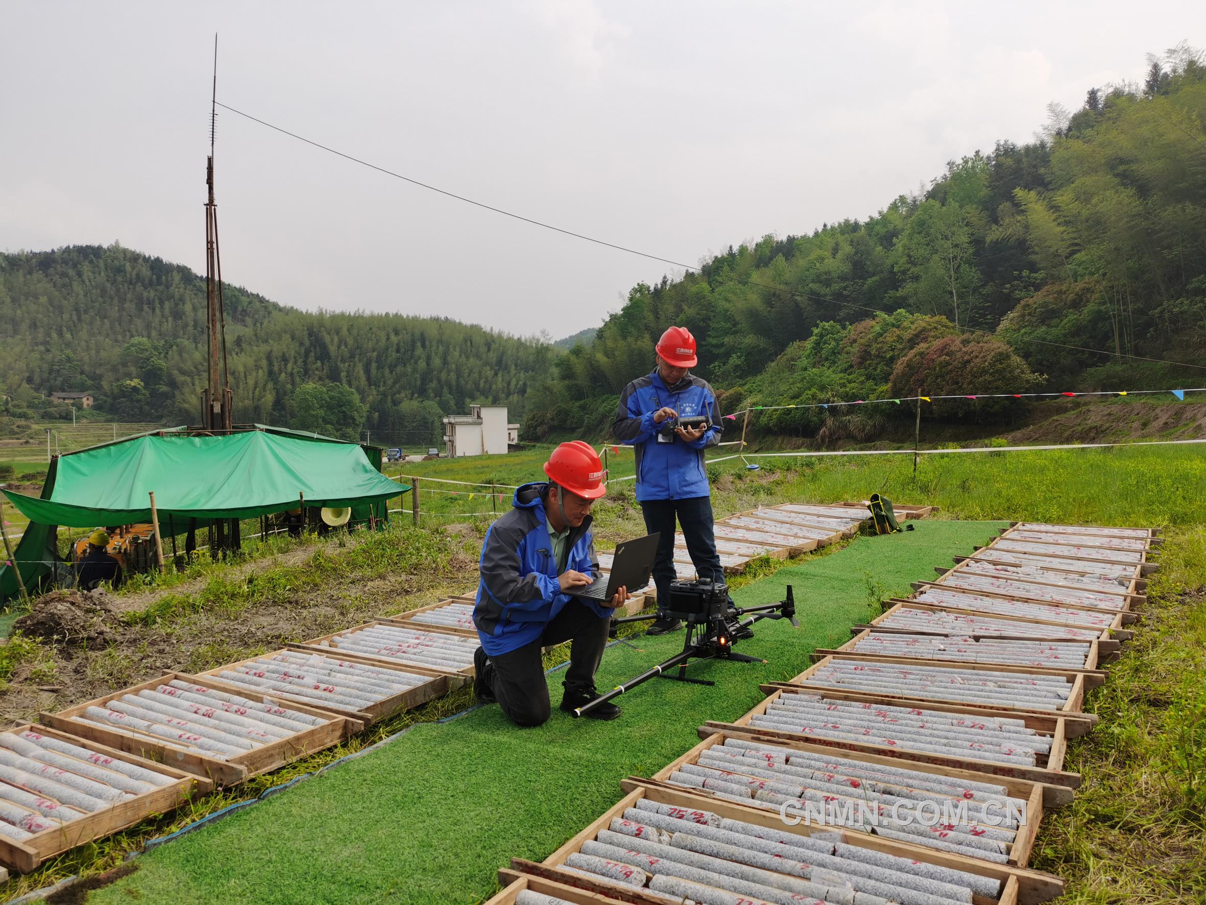 江西地質(zhì)-物化探大隊(duì)隊(duì)員正在開展低空無人機(jī)航磁作業(yè)。