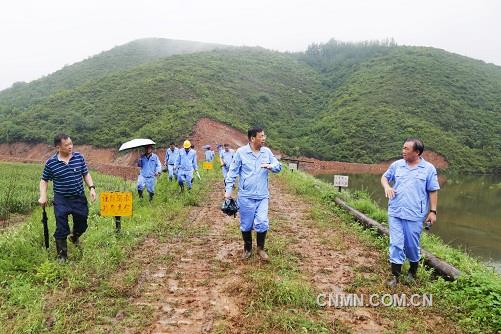 第三張：萬基控股集團董事長李躍民（左二）檢查萬基發(fā)電公司山口灰?guī)斓虊渭庸糖闆r